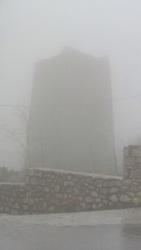 ΜΑΝΗ,ΛΑΓΕΙΑ,πύργος χωρίς παράθυρα\nσπίτι φρούριο της τότε εποχής ξεπροβάλει στην ομίχλη.. \n
