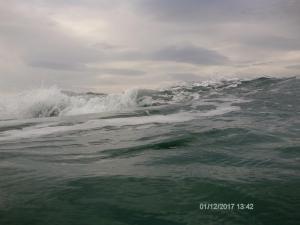 Πολύ μεγάλα τα κύματα και σήμερα. Ακόμα και στο σημείο της παραλίας του Θυμαρίου που κόβει κάπως ο νοτιάς.
