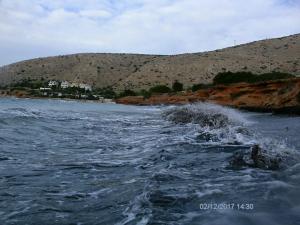 Κόπασε το κύμα, ο βυθός από τη θολούρα ακόμα να φανεί και δεν είχε τι να φωτογραφίσεις στη βραχώδη ακτή.