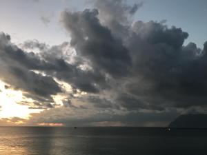 Σύννεφα και πιθανός καταιγίδα δυτικά από την Πατρα( η φωτογραφία είναι τραβηγμένη στον Καστελοκαμπο Αχαΐας)