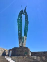 Το μνημείο του Ίκαρου στο λιμάνι του Αγίου Κηρύκου στην Ικαρία. 
