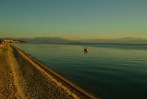 Ξημέρωμα στην παραλία Ακράτας, 14/10/2017.